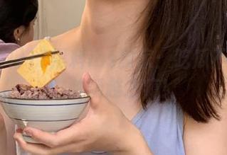 17黑料ios独家：吃瓜不止一口，越嚼越上瘾！