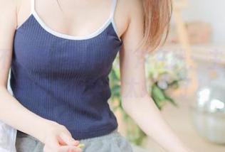 黑料不打洋在线：主播今天穿的衣服实在太抢眼了！